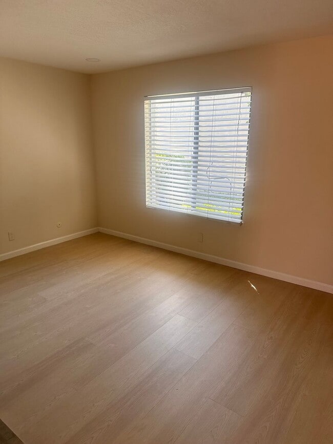 Building Photo - 2 Bedroom Townhome in Concord