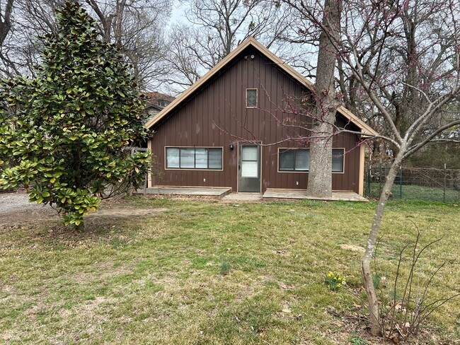 Foto del edificio - Unique & Charming 2 Bedroom 1 bathroom