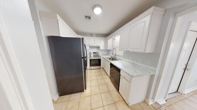 Building Photo - Beautiful 3 bedroom ,1.5 bathrooms .