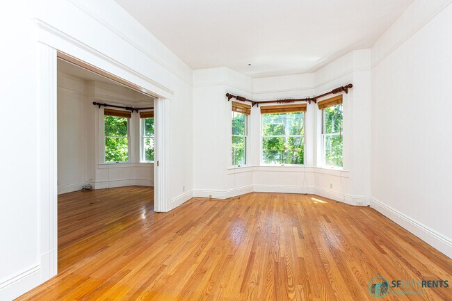 Foto del edificio - Mission District: Top Floor Flat Above Blondie's Bar w/ Formal Dining Room & W/D in unit