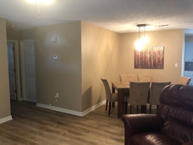 Building Photo - Beautiful Home on Autumn Cove close to Har...