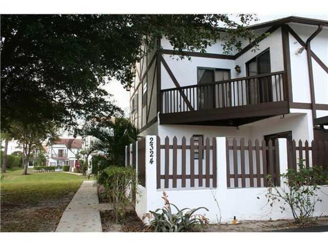 Building Photo - 2 bed 2 ½ Bath townhouse