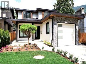 Building Photo - 960 Montroyal Blvd