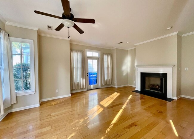 Building Photo - Available August 1st. Great 2 BR/2.5 BA Ho...