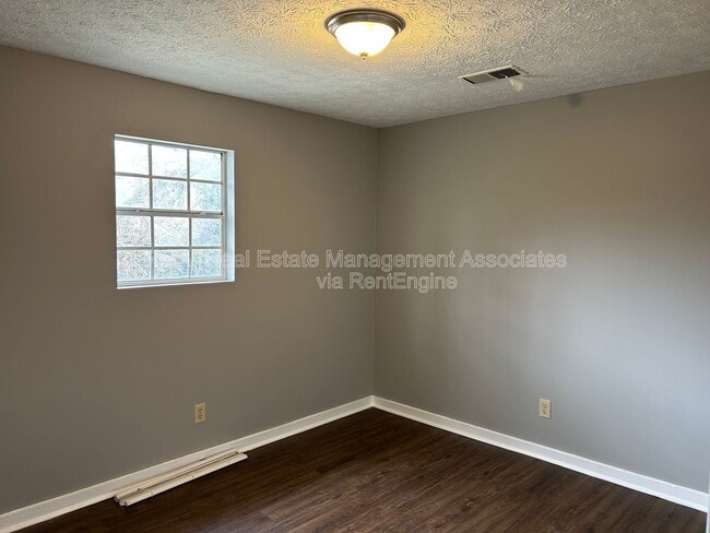 Building Photo - 413 N Hill St