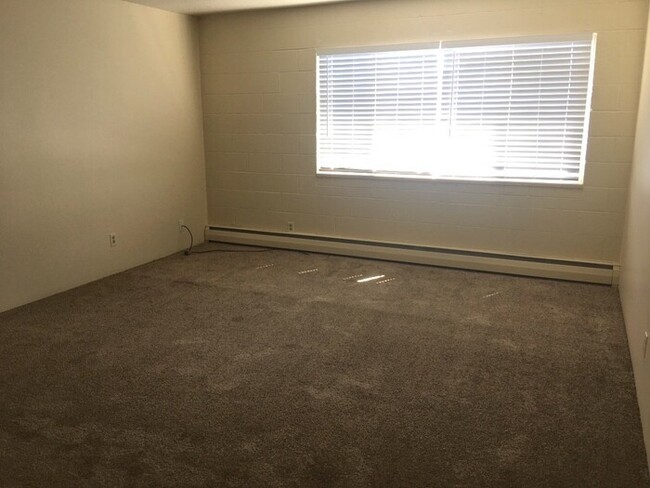 Building Photo - NW Reno 2 Bedroom Apartment - It's Purrfect!