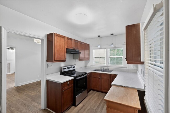 Building Photo - 879 Sylvan Pl SW