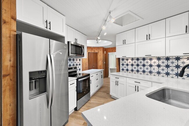 Building Photo - 5905 E Maplewood Ave