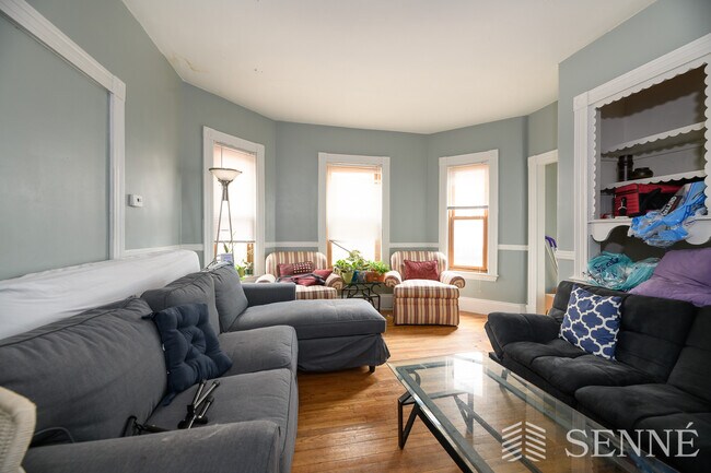 Building Photo - 134 Elm St