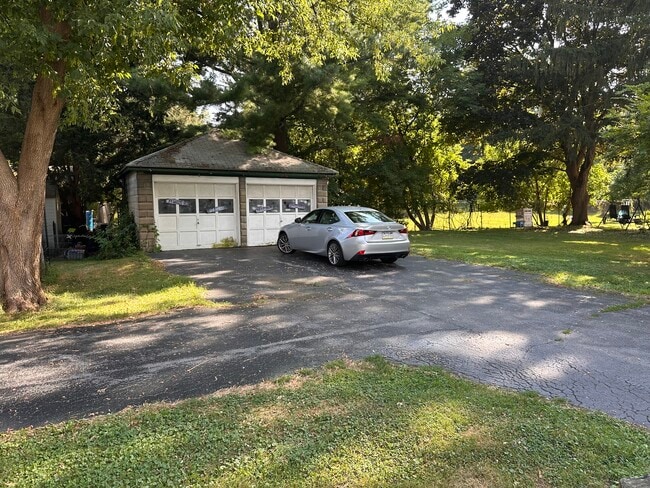 Building Photo - 19 Peacock St