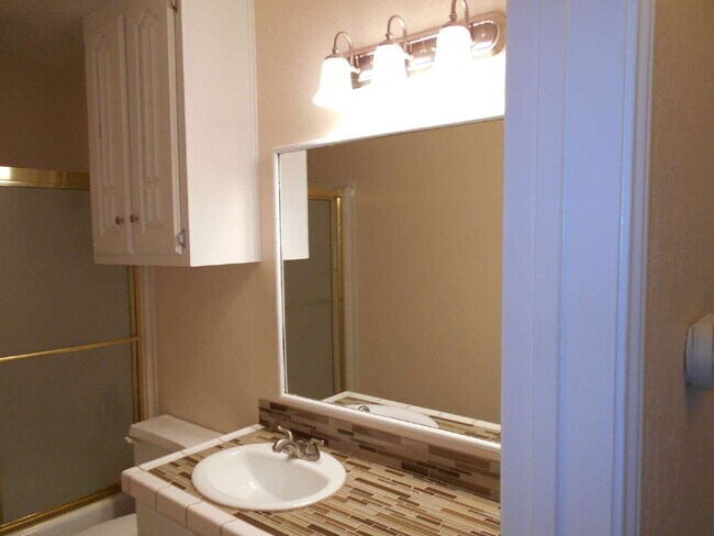Foto del edificio - "Charming 3-Bedroom Haven with Cozy Fireplace on Emory Street in Lubbock!"