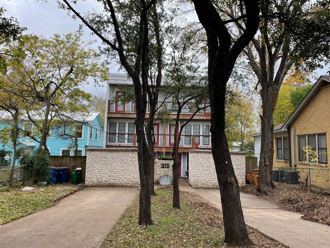 Building Photo - 4 Bedroom Duplex Near Medical District