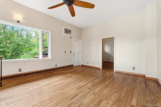 Building Photo - 333 Lake Dr