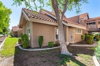 Building Photo - 1633 E Lakeside Dr