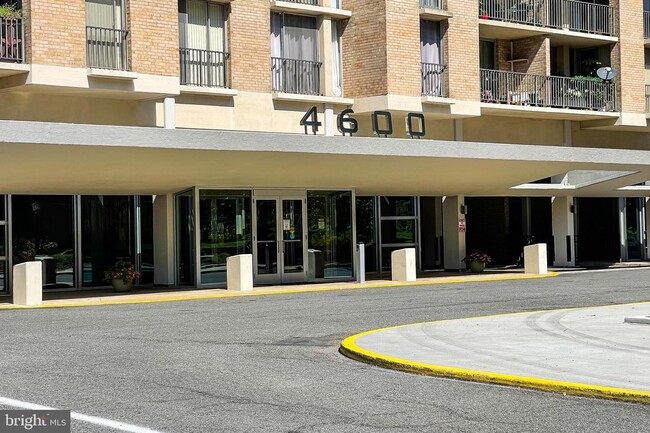Building Photo - 4600 S Four Mile Run Dr