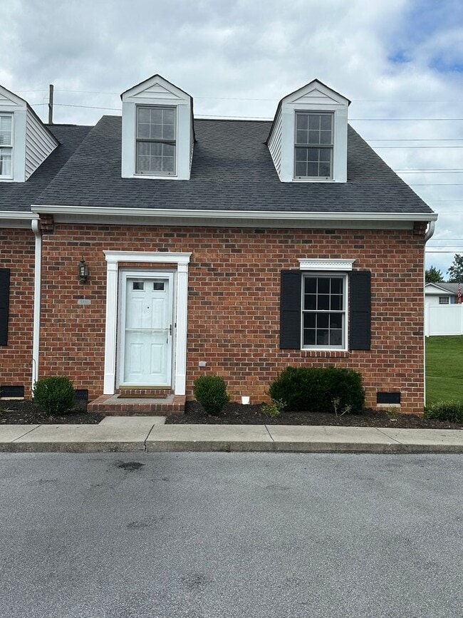 Building Photo - 511 Hickory Rd