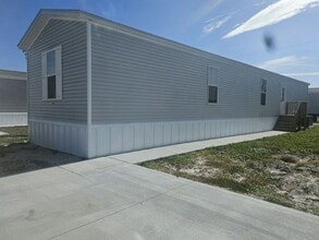 Building Photo - 1046 Myakka Dr