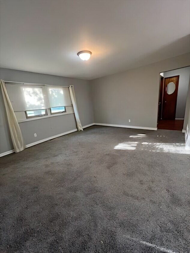 Living Room - 1033 Windsor Rd