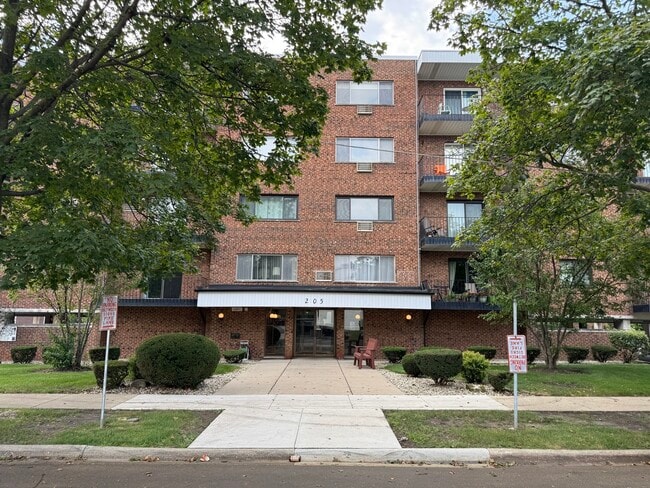 Building Photo - 205 W Miner St