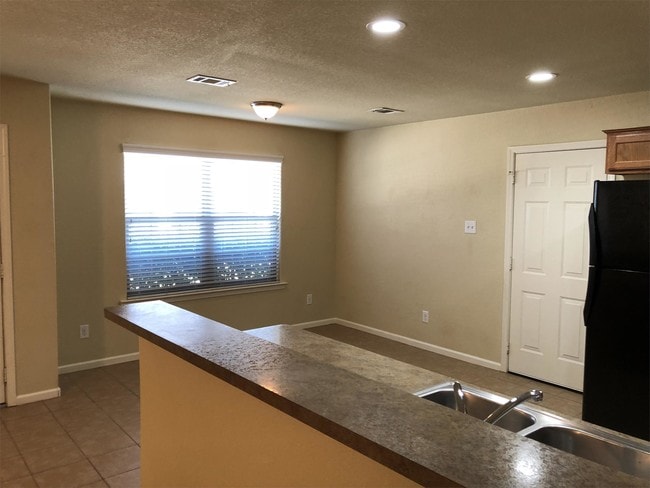 Building Photo - 21447 W Wallis Dr