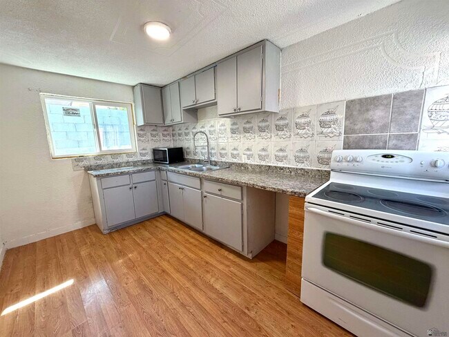 Foto del edificio - 1181 W 8th Pl