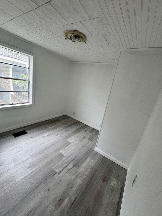 Building Photo - 2 Bed/1 Bath Home