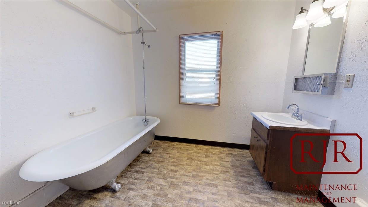 Building Photo - 1 br, 1 bath  - 120 E Avenue B 120 E Ave B #5