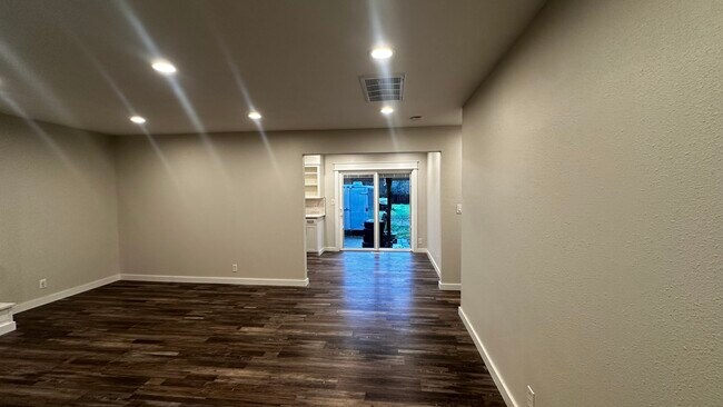 Building Photo - 340 SE 26th Ave