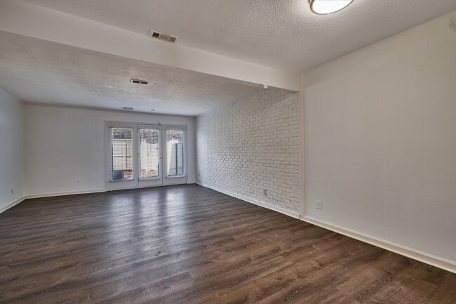 Building Photo - 1364 Tishman Ln