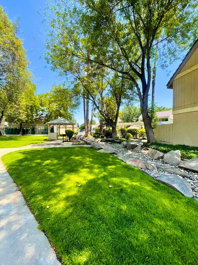 Building Photo - Sunridge Townhomes