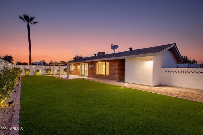 Building Photo - 8601 E Rancho Vista Dr
