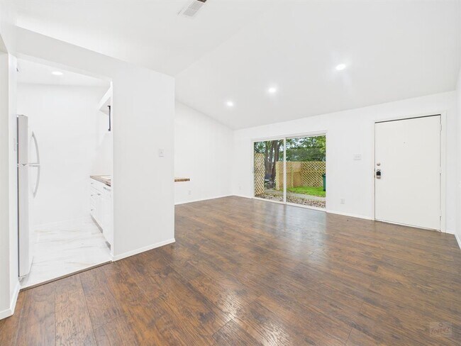 Foto del edificio - 1305 Hollow Creek Dr