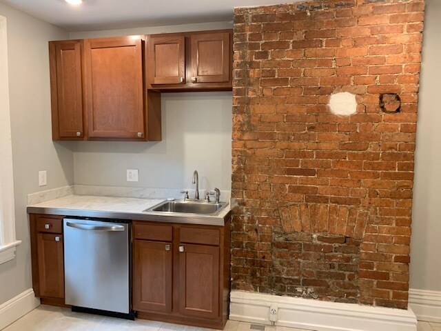 Building Photo - 749 Chislett St