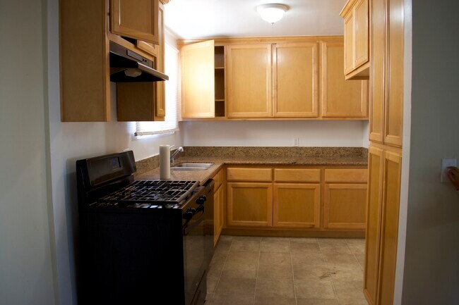 Kitchen - 7000 Glasgow Ave