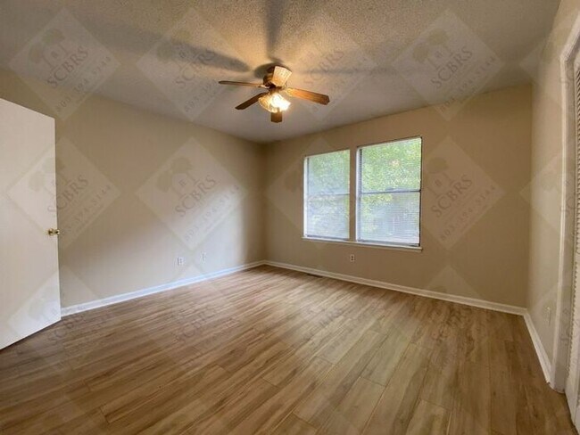 Building Photo - 3 bedroom, 1.5 bath - Great Location 29223