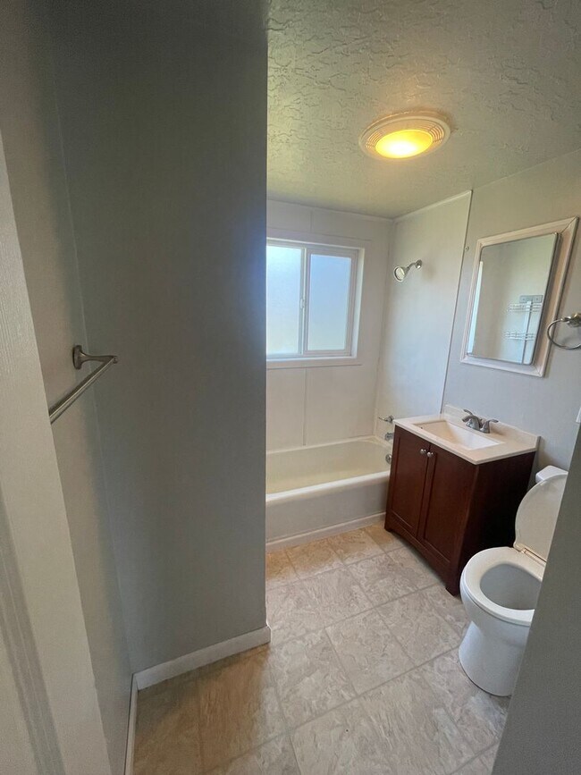 Foto del edificio - Conveniently located two bedroom home with fresh updates!