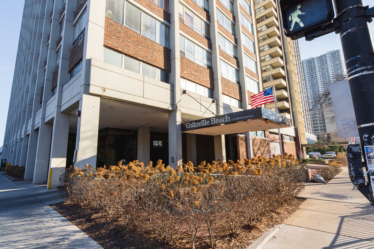 Primary Photo - 6171 N Sheridan Rd