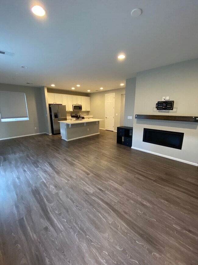 Building Photo - 4 bedroom 3 bathroom Single Family House i...