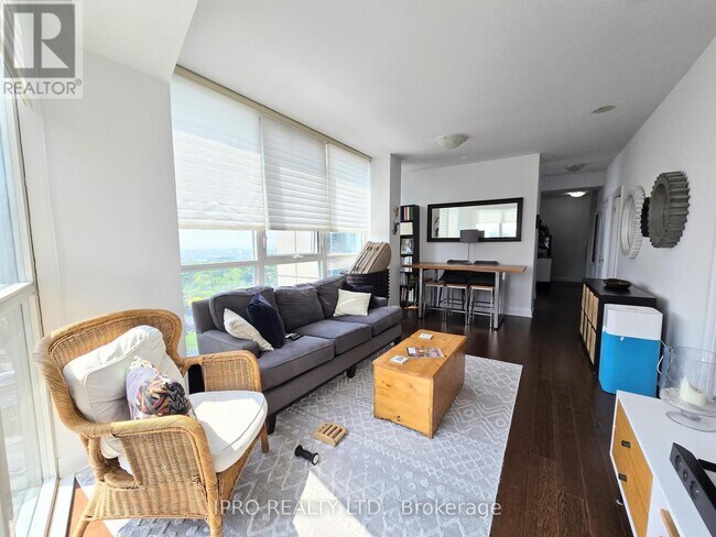 Photo du bâtiment - 530-1530 St Clair Ave W
