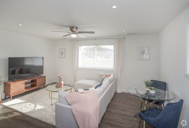 2BR, 1BA - 950 SF - 52 Flats