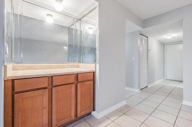 Foto del edificio - 9807 Lombard Court, Unit 107