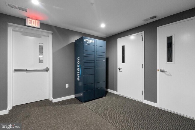 Building Photo - 700 Roeder Rd