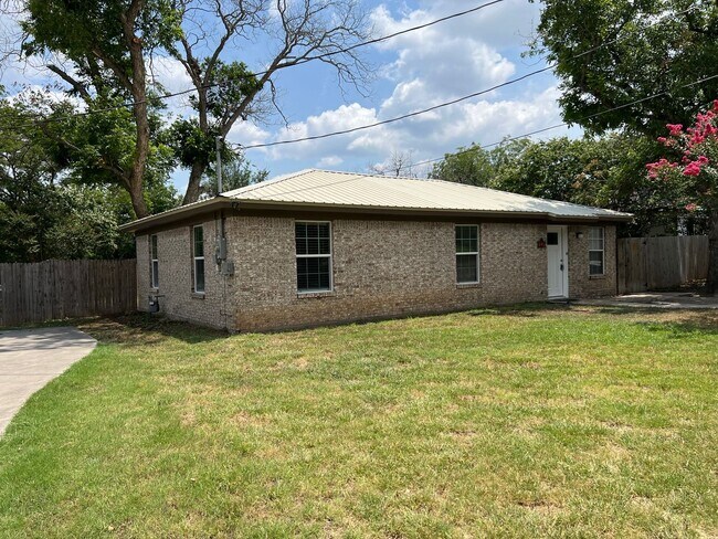 Building Photo - 304 Harcourt st Weatherford Tx, 76086