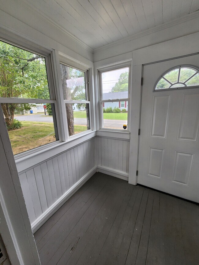 Covered porch/sunroom - 1610 Lowder St
