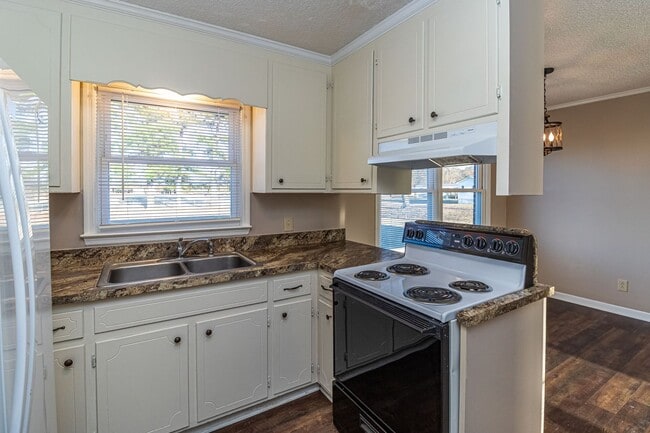 Foto del edificio - Adorable Brick Ranch 3 BR | 1.5 BA in Goldsboro