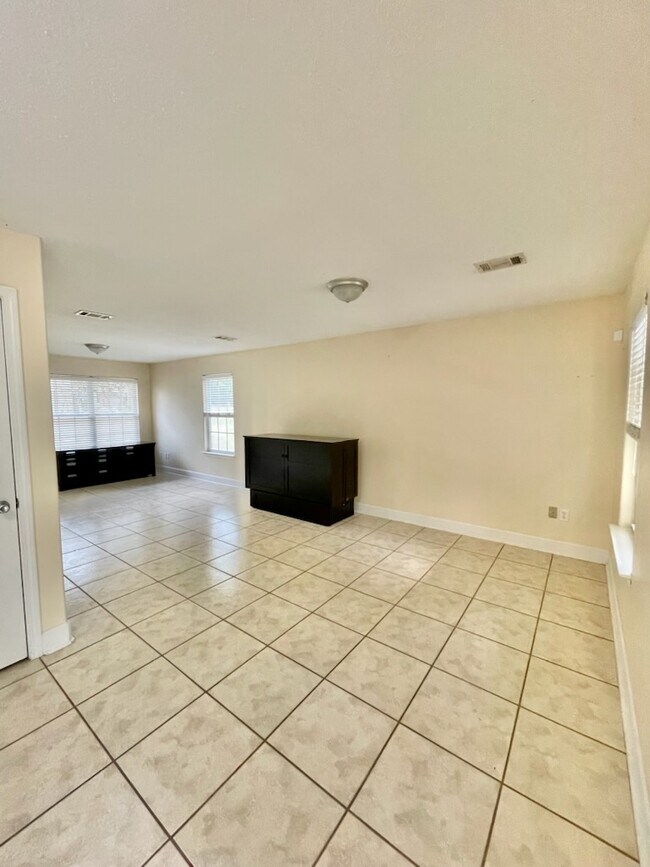Building Photo - 70 Cypress Ln
