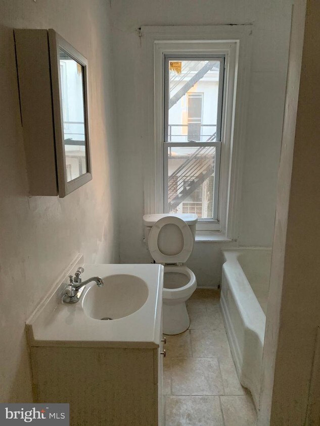 Primary Photo - 13 E Elm St