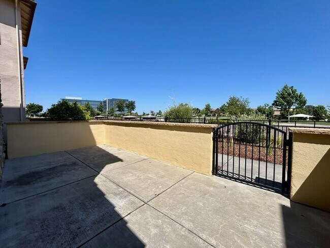 Building Photo - Beautiful 3 Bedroom 2.5 Bathroom in Gated ...