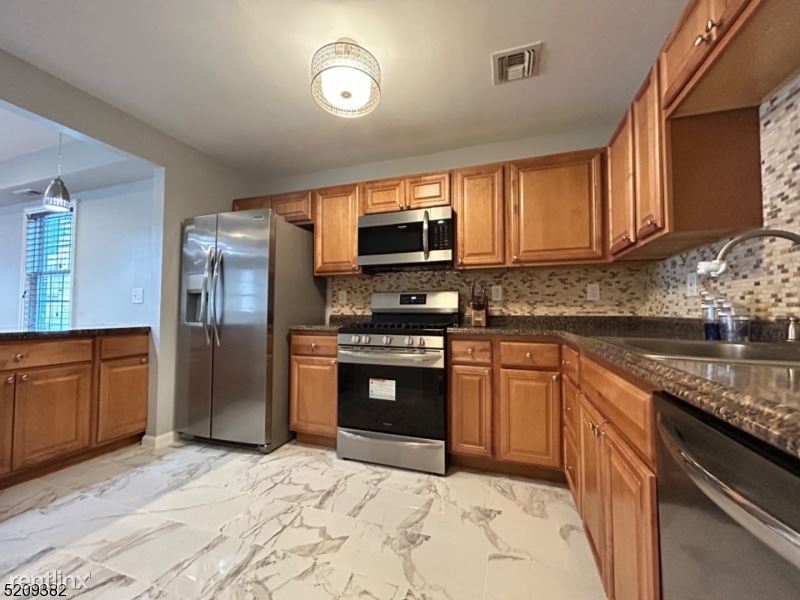 Building Photo - 3 br, 2 bath House - 1548 Totten Street