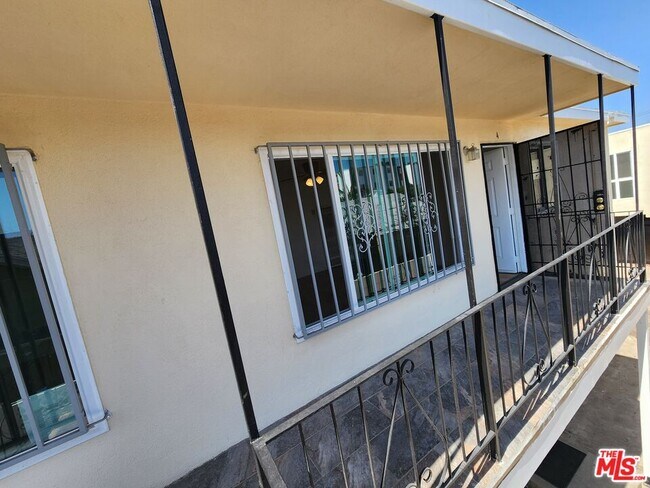 Foto del edificio - 1499 W 35th Pl